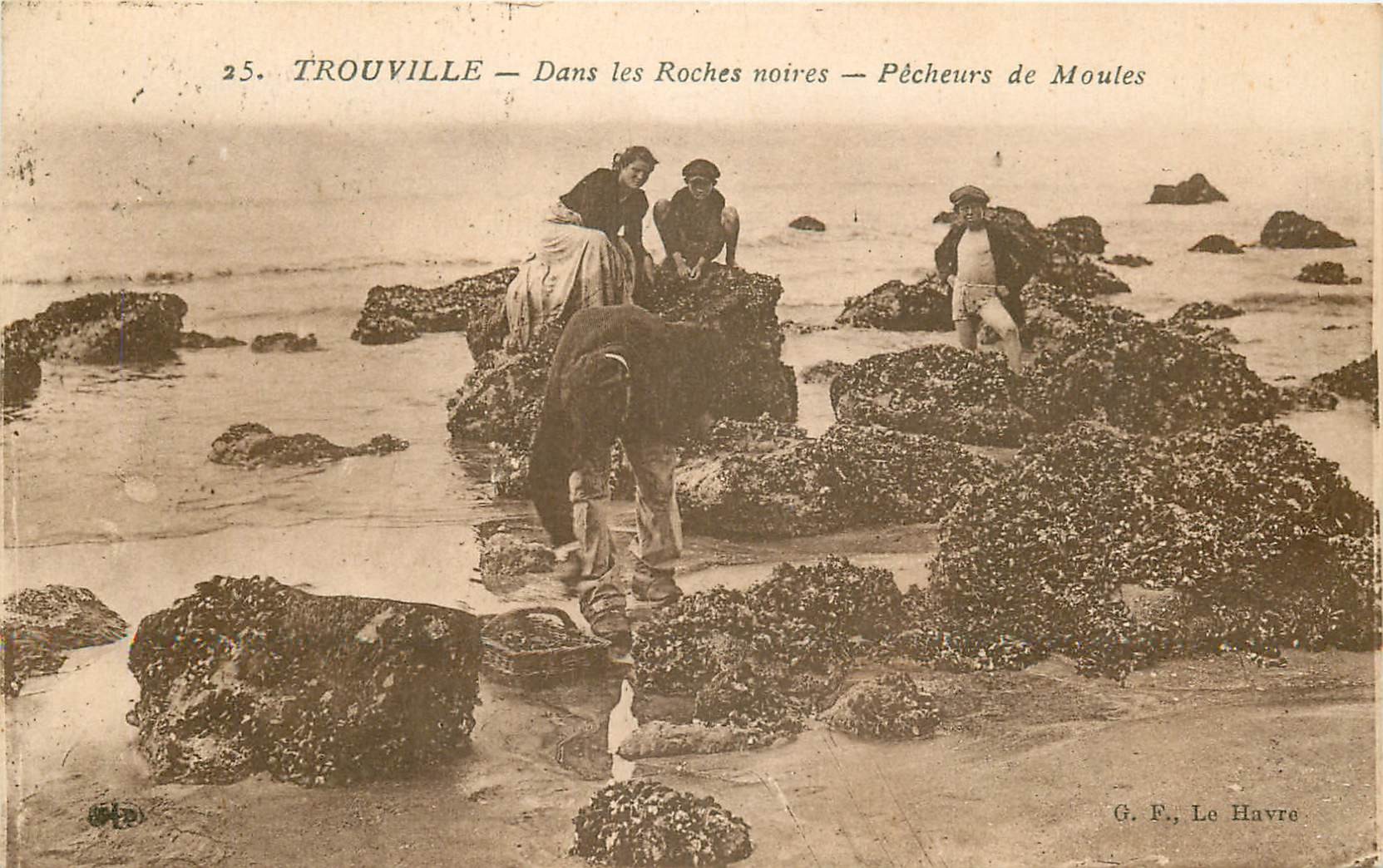 14 TROUVILLE. Pêcheurs de Moules dans les Roches noires 1928