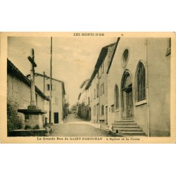 69 SAINT-FORTUNAT. Eglise et Croix sur Grande Rue vers 1940