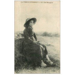 carte postale ancienne 15 AUVERGNE. Une Bergère 1919 (très fine plissure)...