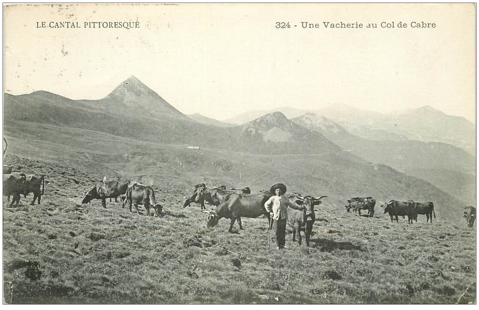 carte postale ancienne 15 Col de CABRE. Une Vacherie 1932