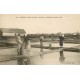 56 CARNAC. Salines du Bréno Paludiers et Paludières ramassant le Sel