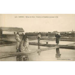 56 CARNAC. Salines du Bréno Paludiers et Paludières ramassant le Sel