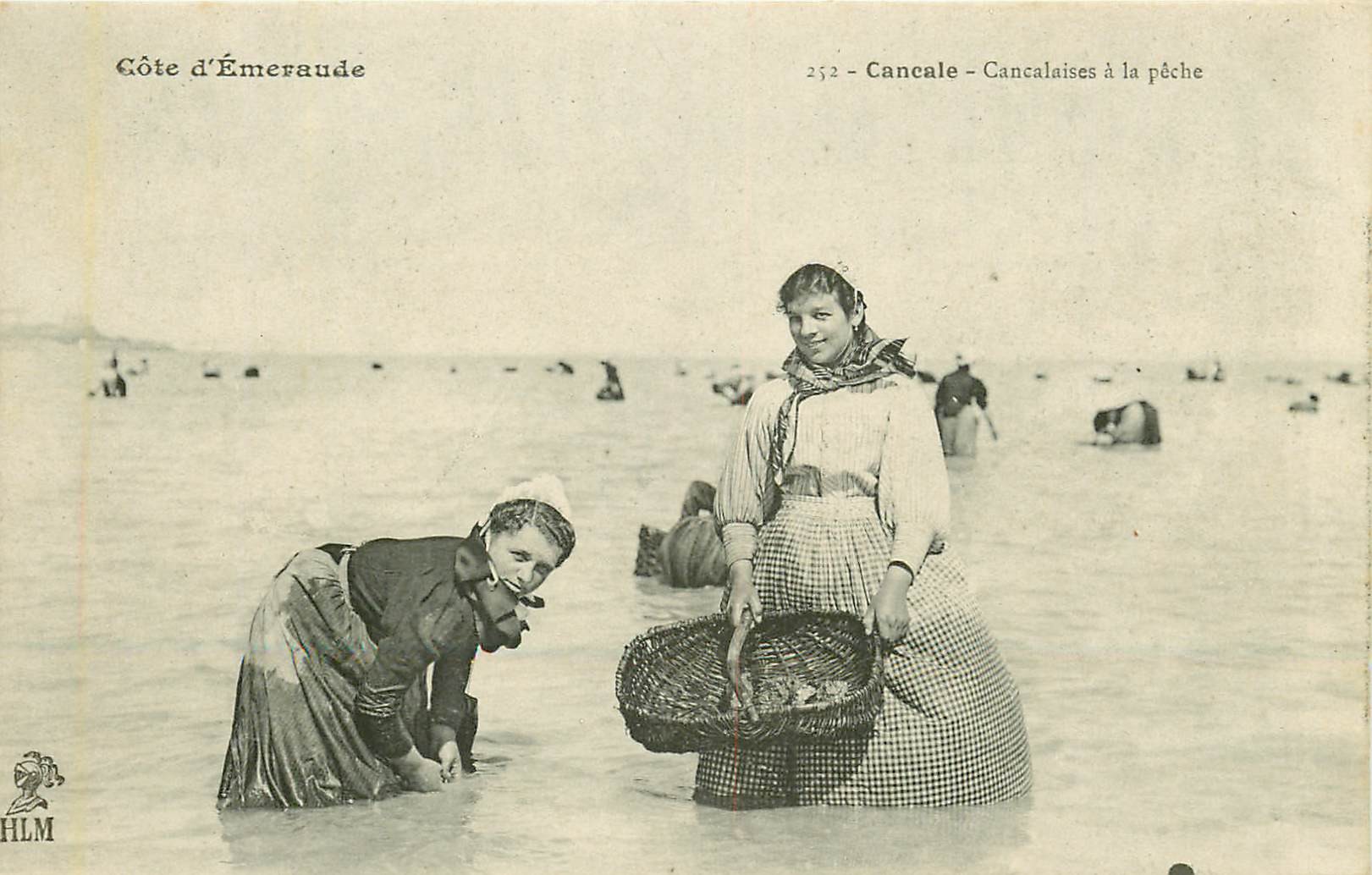 35 CANCALE. Cancalaises à la Pêche aux Huîtres et crustacés