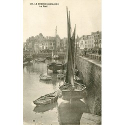 44 LE CROISIC. Bateaux de Pêcheurs dans le Port à Marée basse