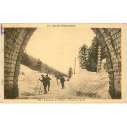 carte postale ancienne 15 LE LIORAN. Skieurs à la sortie du Tunnel vers 1930