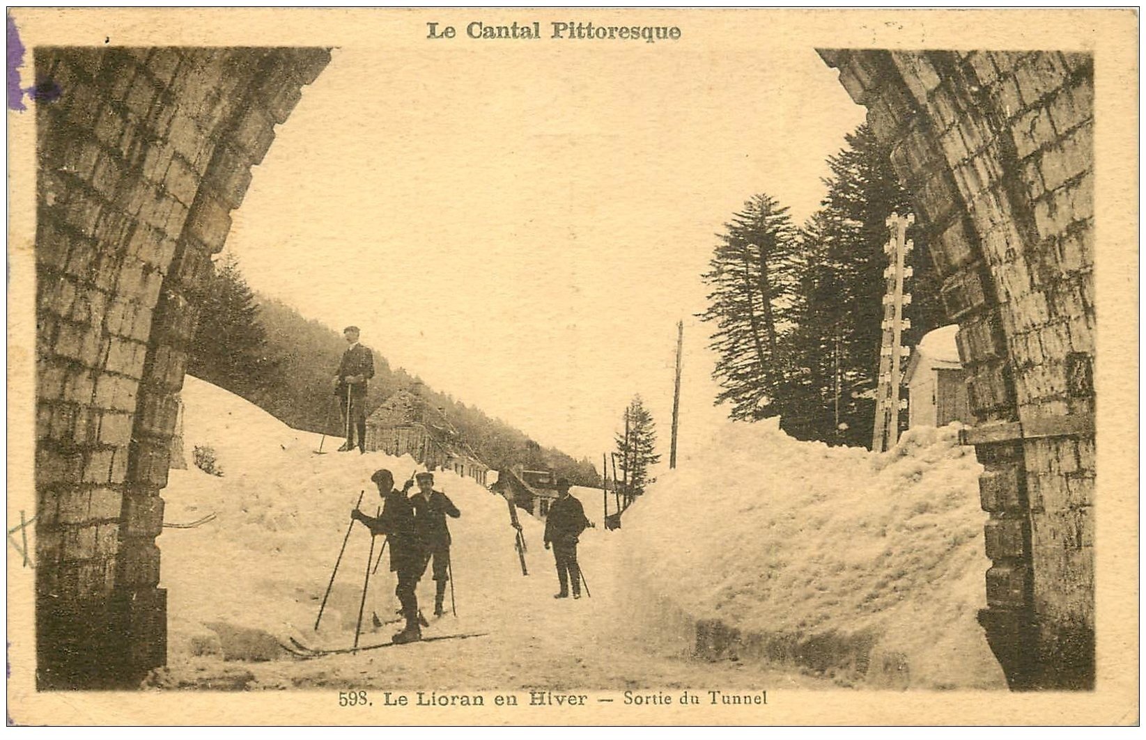 15 LE LIORAN. Skieurs à la sortie du Tunnel vers 1930