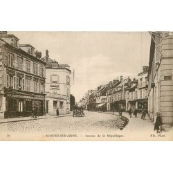 2 Cpa 78 MANTES SUR SEINE. Avenue de la République et Château Brochant Villiers 1916