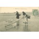 62 BERCK-PLAGE. Pêcheuses de Crevettes 1906 (plissure)