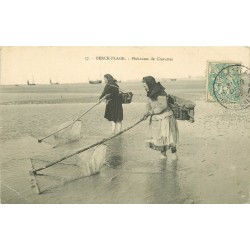 62 BERCK-PLAGE. Pêcheuses de Crevettes 1906 (plissure)