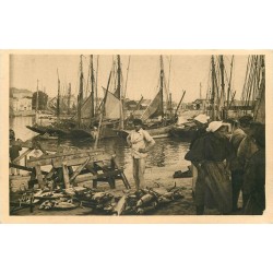 85 LES SABLES D'OLONNE. Quartiers des Pêcheurs avec Thoniers. Bateaux de Pêche et Thons.