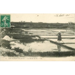 44 LES MARAIS SALANTS. La Récolte du Sel 1911