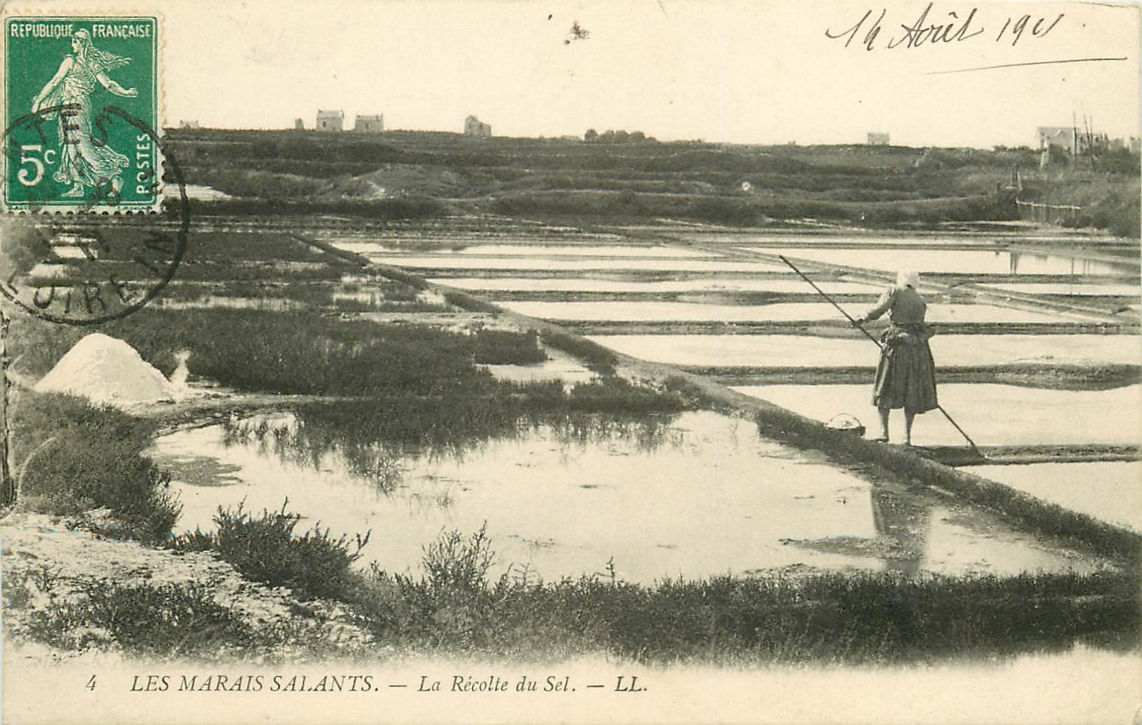 44 LES MARAIS SALANTS. La Récolte du Sel 1911