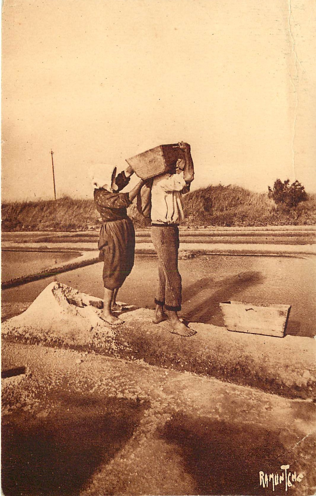 17 LA ROCHELLE. Enlèvement du sel dans les Marais 1946