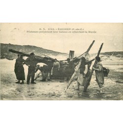 62 EQUIHEN. Pêcheurs préparant leur bateau en attendant la Marée 1929