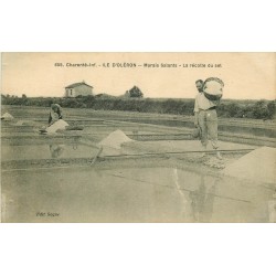 17 ILE D'OLERON. La Récolte du sel dans les Marais salants