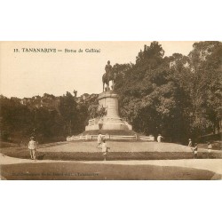 Madagascar. TANANARIVE. Statue de Galliéni avec Jardiniers