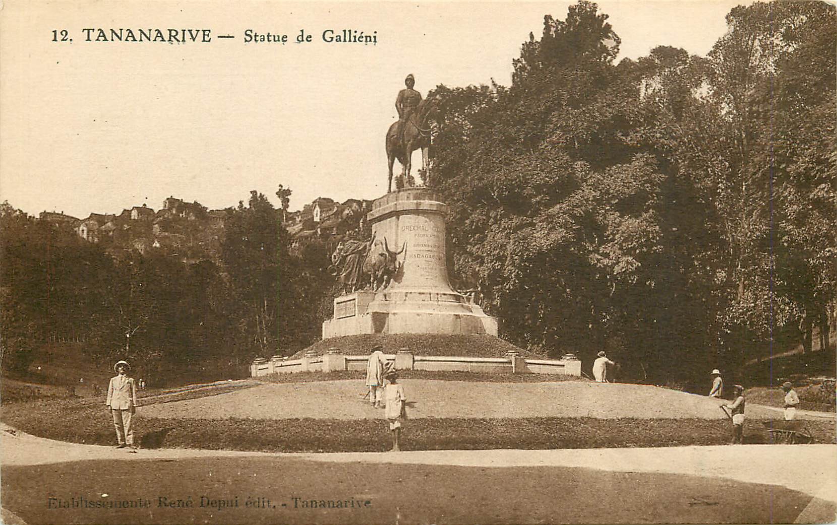 Madagascar. TANANARIVE. Statue de Galliéni avec Jardiniers