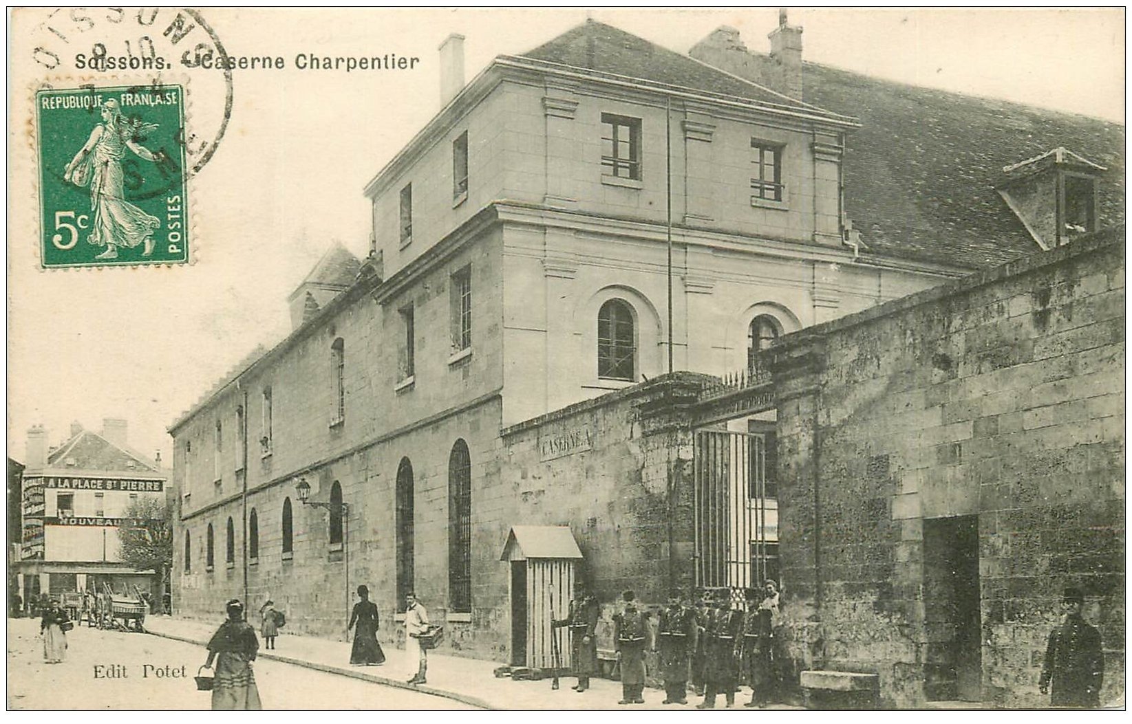 carte postale ancienne 02 SOISSONS. Militaires Caserne Charpentier 1912.
