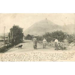 63 LE PUY-DE-DÔME. Paysans sur le Chemin 1902 destinataire Bach