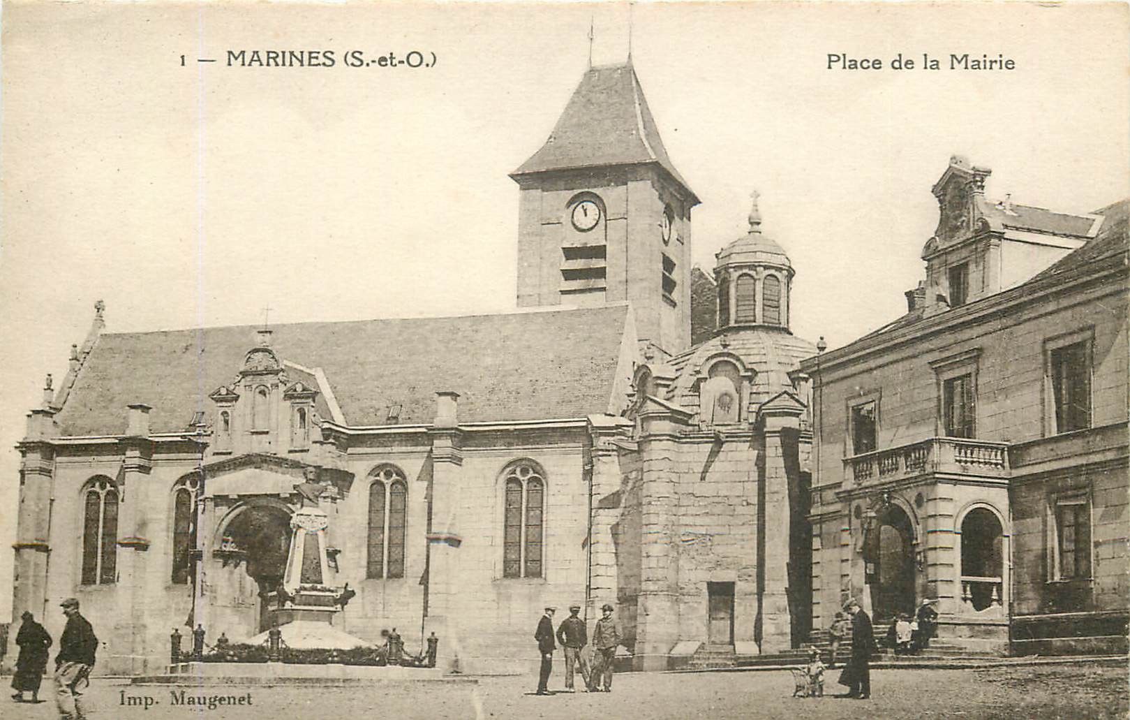 95 MARINES. Place de la Mairie bien animée