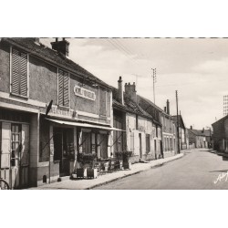 77 GRISY-SUISNES. Café Hôtel des Voyageurs sur Grand Rue