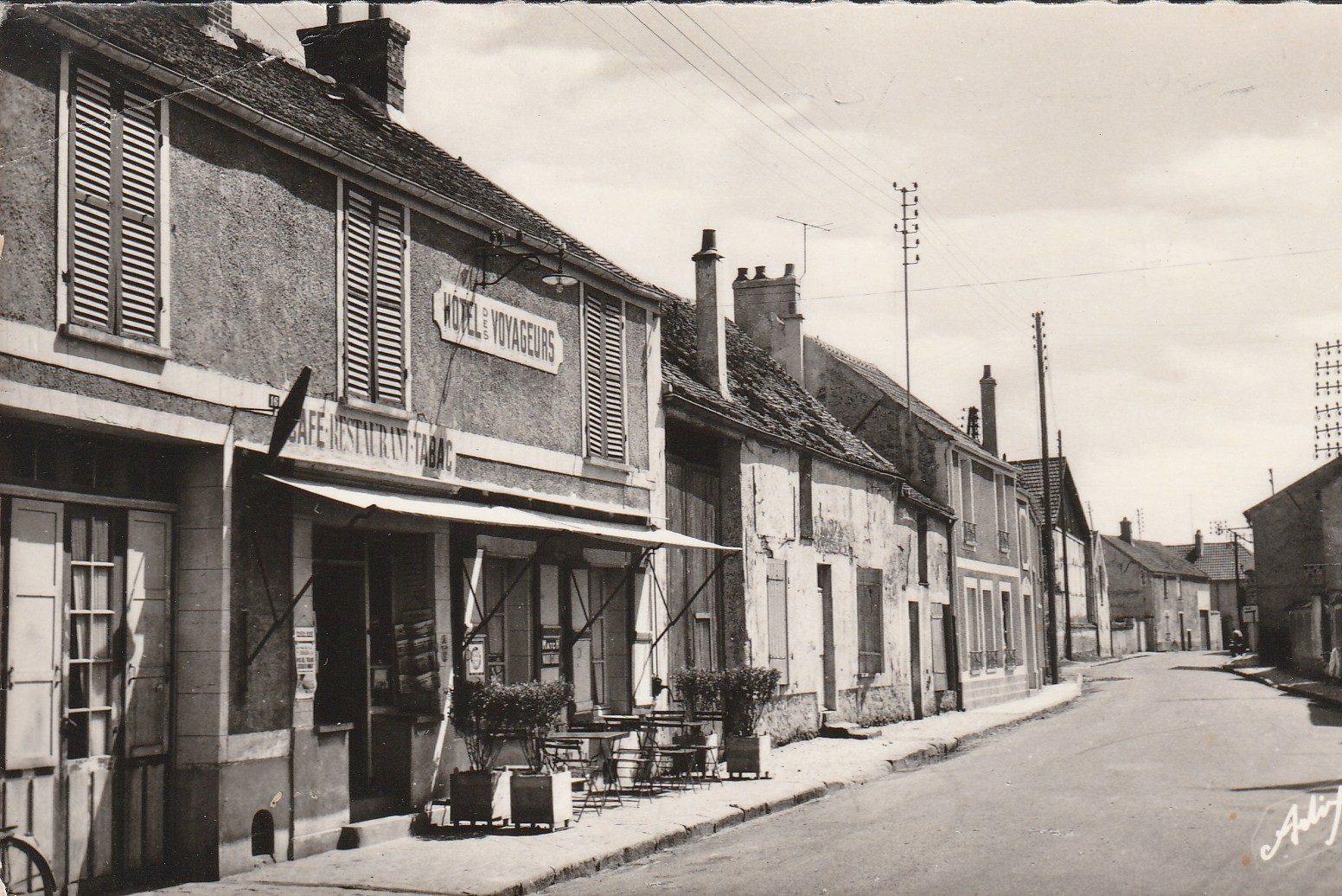 77 GRISY-SUISNES. Café Hôtel des Voyageurs sur Grand Rue