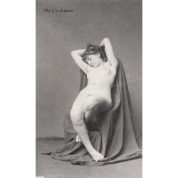 NUS ADULTES. Carte postale superbe Femme languissante à la draperie