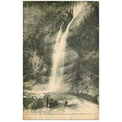 carte postale ancienne 15 SAINT-CIRGUES. Cascade sur la Jordanne avec Visiteurs