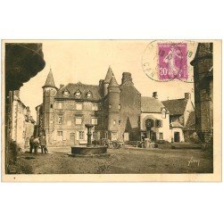 carte postale ancienne 15 SALERS. La Grande Place Maison Sevestre 1932