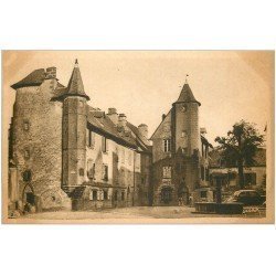 carte postale ancienne 15 SALERS. La Grande Place voiture ancienne et Ouvriers