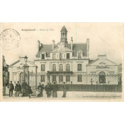 95 ARGENTEUIL. Animation devant l'Hôtel de Ville 1905