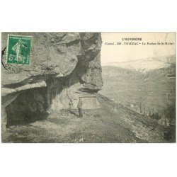 carte postale ancienne 15 THIEZAC. Personnage sous le Rocher de Saint-Michel 1913