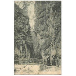 carte postale ancienne 15 VIC-SUR-CERE. Femme sur le Pas de Cère 1904