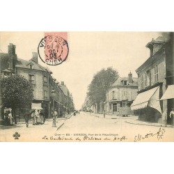 18 VIERZON. Rue de la République 1903 avec Tabac et vespasiennes