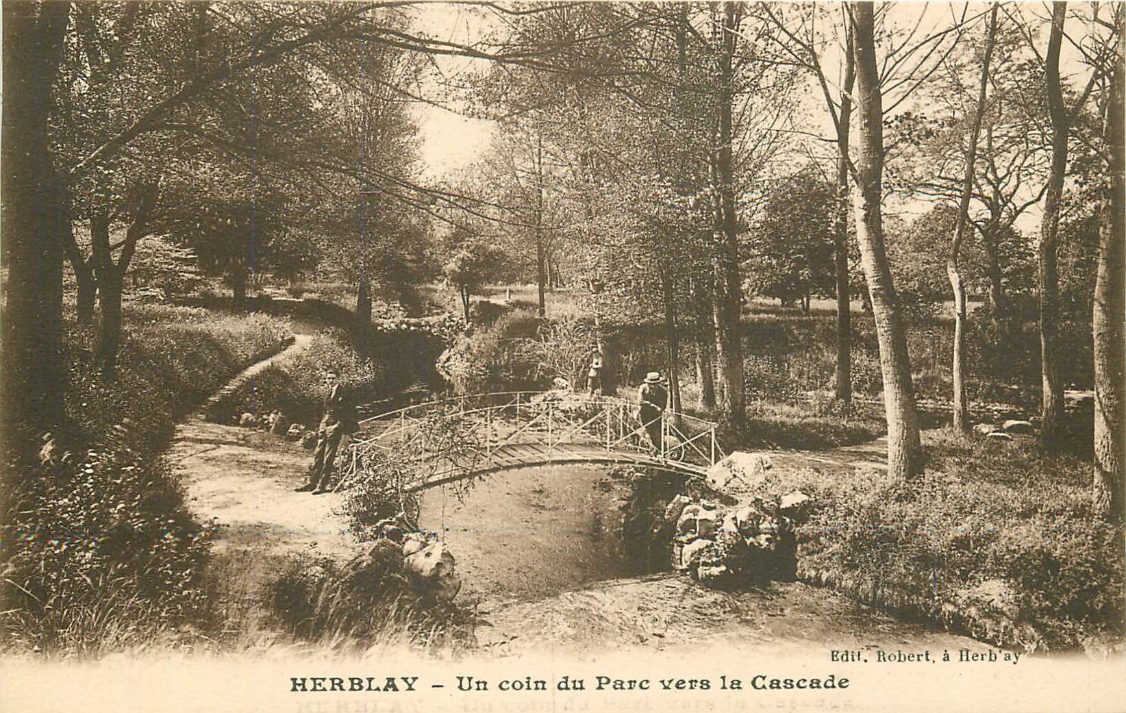 95 HERBLAY. Coin du Parc vers la Cascade animation sur le Pont de bois