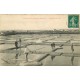 44 LE POULIGUEN. Récolte du Sel dans les Marais salants 1910