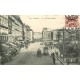75 PARIS 03. Rue du Temple grosse animation en 1906 au niveau du Square