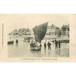 62 ETAPLES-SUR-MER. Petite barque de Pêcheurs à l'accostage 1919