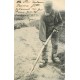 METIERS DE LA MER. Un Verrotier cherchant des vers pour la Pêche 1904