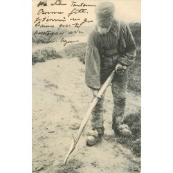 METIERS DE LA MER. Un Verrotier cherchant des vers pour la Pêche 1904