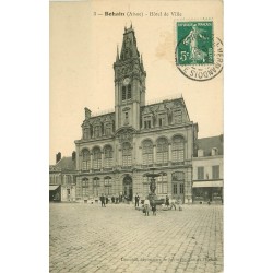 02 BOHAIN. Hôtel de Ville 1910 avec Café de la Paix