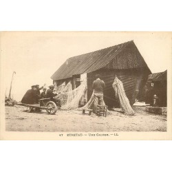 76 ETRETAT. Une Caloge avec Pêcheurs réparant leurs filets assis sur une brouette 1976