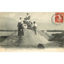 85 LES SABLES D'OLONNE. Un Mulon de Sel dans les Marais Salants 1911