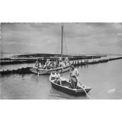 Photo Cpsm 85 L'AIGUILLON-SUR-MER. Les Bouchots dans les barques