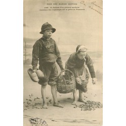 29 PENMARCH. Enfants de Pêcheur sardinier cherchant des Coquillages vers 1903