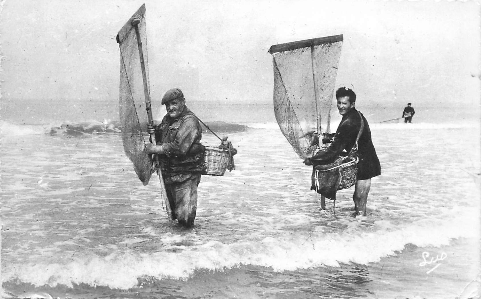 Photo Cpsm 80 FORT MAHON PLAGE. Pêcheurs de Crevettes
