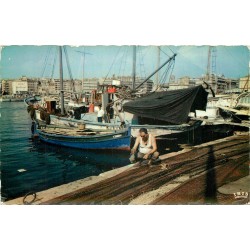 Photo Cpsm 13 MARSEILLE. Pêcheur raccomondant les filets 1960