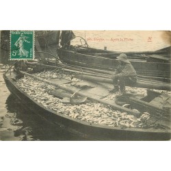 76 DIEPPE. Après la Pêche barque remplie de Poissons vers 1909