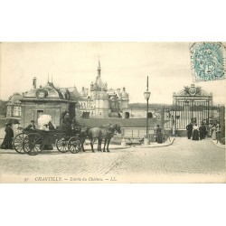 60 CHANTILLY. Attelage et visiteurs à l'Entrée du Château 1907