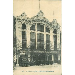 64 PAU. Galeries Modernes 20 Place de la Halle avec camion de livraisons